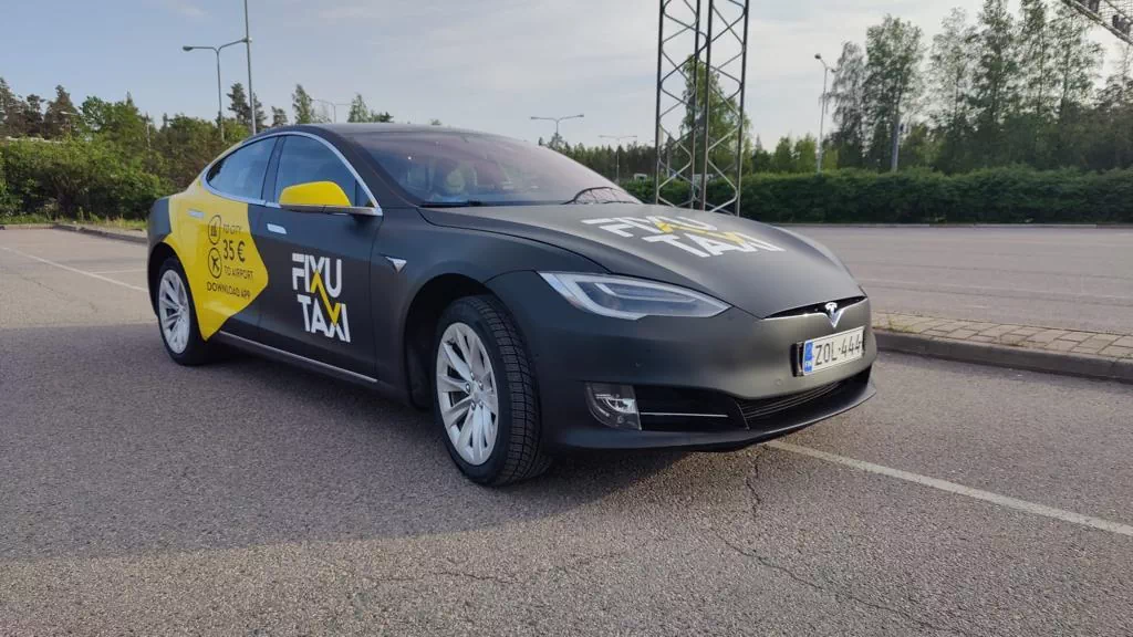 Tesla 3 Yliteippaus ”Fixu Taxi”